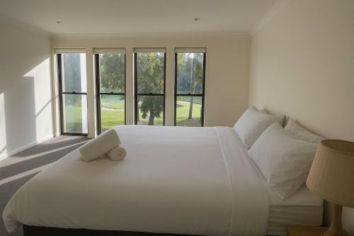 Golfside Escape – Stylish 3BR Townhouse in Robina