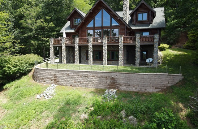Good Day Sunshine - 4BR South of Blowing Rock with amazing views, ample privacy, and a hot tub