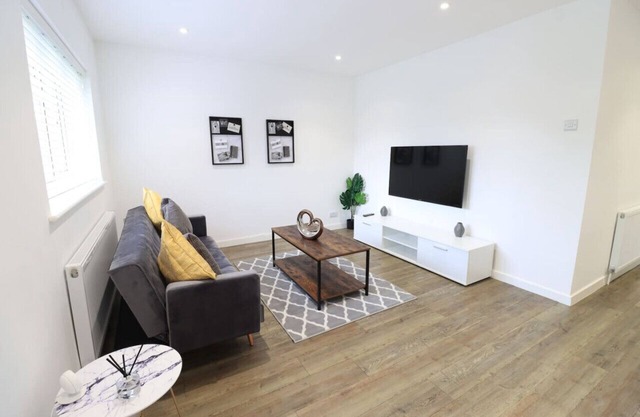 🌟Goodwood House w/ FREE Parking, Garden & Netflix🌟