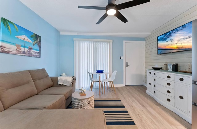 Gorgeous 2 Bedroom Condo with Two Heated Pools
