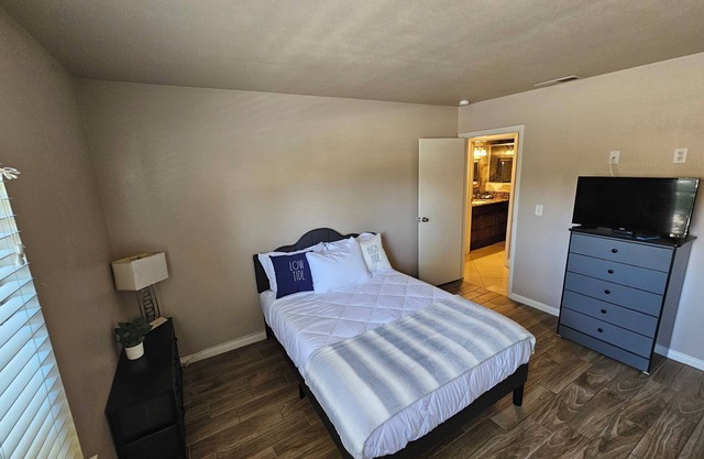 Gorgeous 2br Condo near UNLV