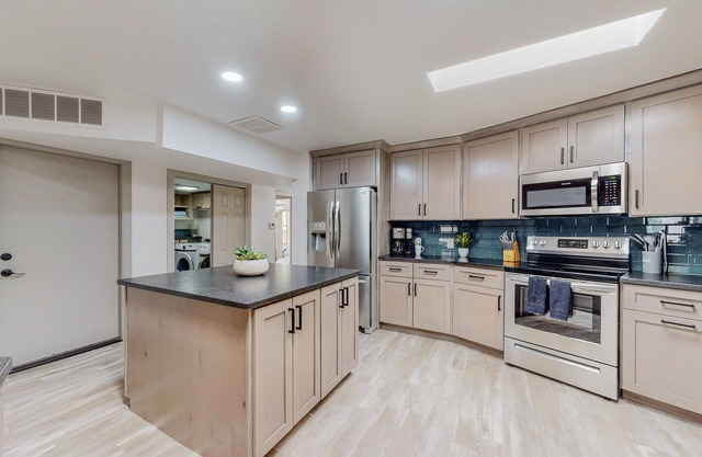 Gorgeous and Spacious North Valley Tranquility + indoor pool and billiard room!