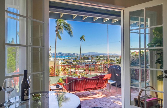 Hermosa vista a la bahía y salida del sol / puestas de sol desde su terraza privada y soleada.