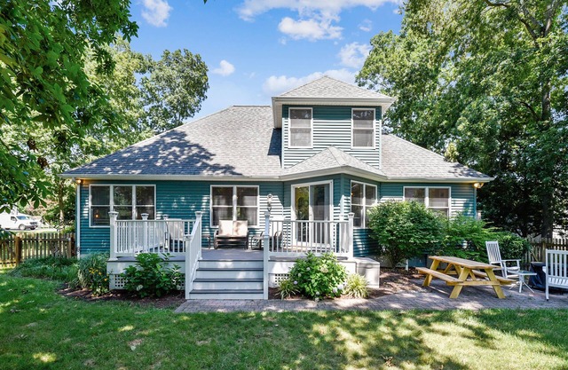 Gorgeous Bethany retreat! Dog friendly, 4 BR/3BA, near trails, <2 miles to beach