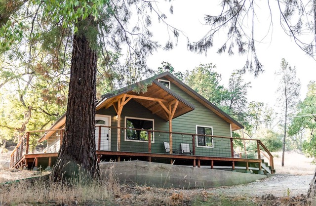 Gorgeous Cabin On 1.2 Acres Near Yosemite & Lakes