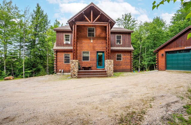 Gorgeous Chalet, Hottub, Close to Mtn, Dogs Ok!