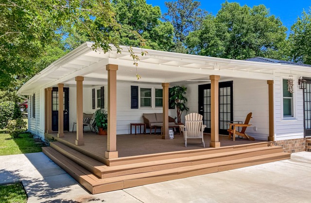 Gorgeous coastal cottage with patio, covered deck, AC, & W/D