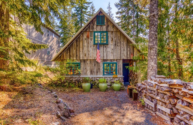 Gorgeous custom-built chalet with fireplace & home office - walk to ski/hiking