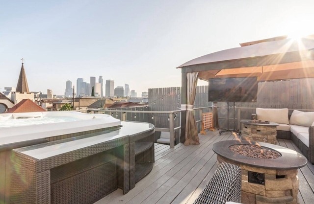 Gorgeous DTLA w/ View + Hot Tub!
