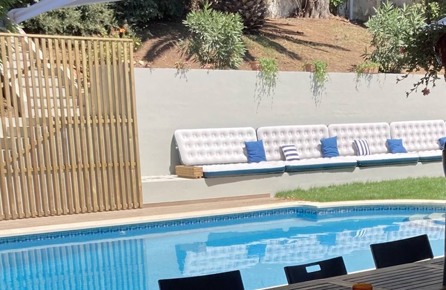 Familia Villa estructura hacia la bahía de Cascais