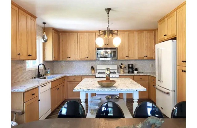 Gorgeous House By The River For A Large Group