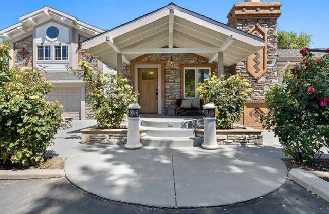 Gorgeous house located in Walnut Creek: 3BD & 2BA, fully stocked kitchen, & more