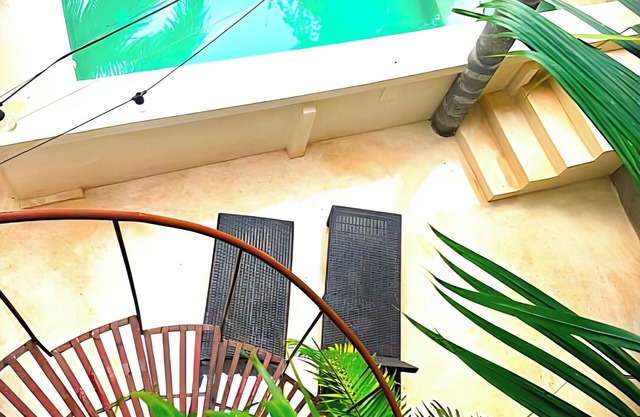 Gorgeous huge home, 3 bedrooms, pool, jungle views, 5 mins from everything