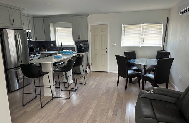 Gorgeous newly renovated 3 bedroom house in Mount Vernon AC WiFi high end apl