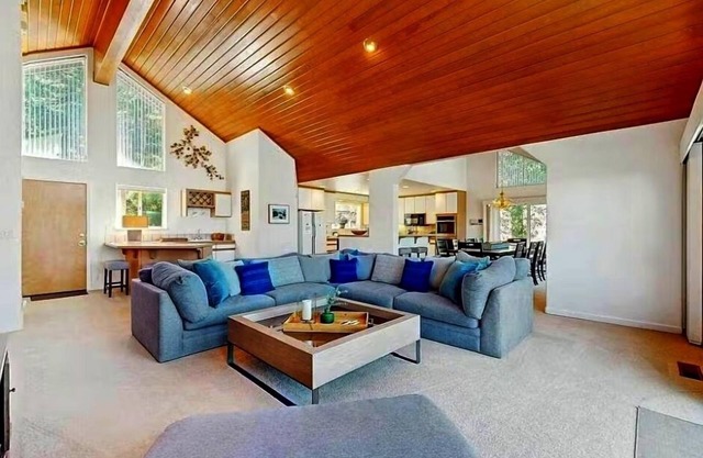 Hermosa casa de Northstar con una mesa de ping pong, chimenea de gas y bañera de hidromasaje.
