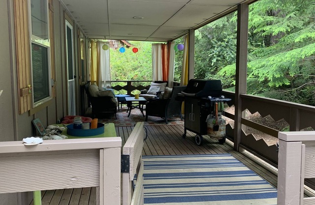 Hermosa casa de concepto abierto. Master suite, sala de literas, kayaks, WIFI y más.