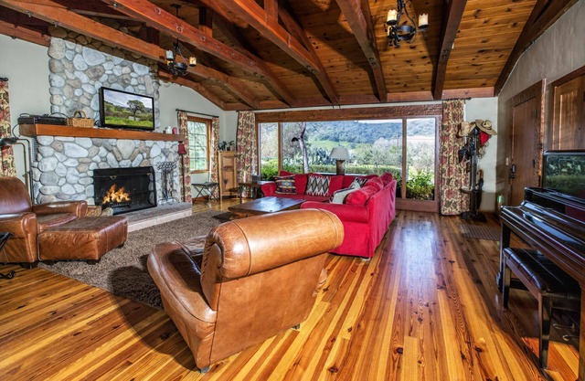 Hermosa casa de campo en 1,000 acres Ranch- 3 Queens, 10 camas individuales / literas