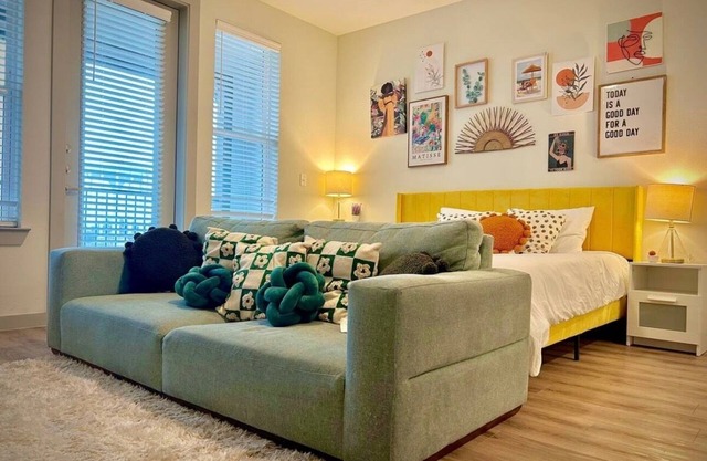 Gorgeous studio apartment in Sherman with pool, WiFi, gym, washer/dryer,