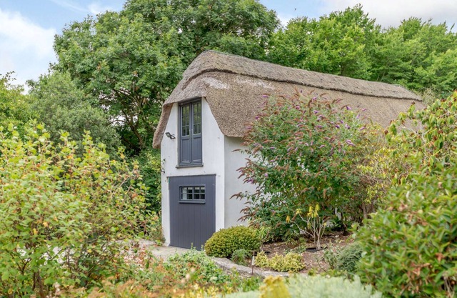 Gorgeous Thatched Lodge in Stunning Dorset Countryside Sleeps 3