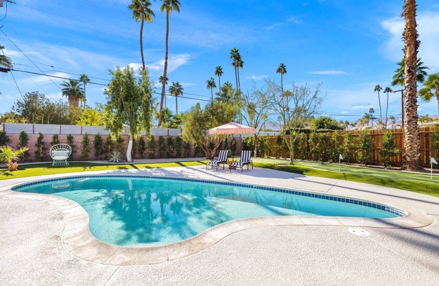 Gorgeous Two Bedroom, Walk to Shopping and Dining, Pool