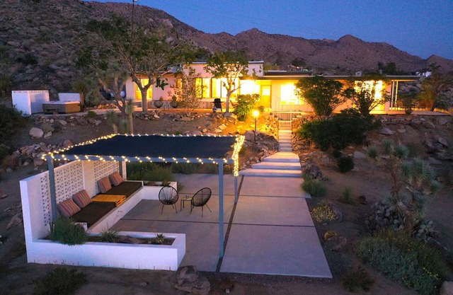 Magníficas vistas, 5 acres, capacidad para 8, bañera de hidromasaje, WiFi, 5 minutos para aparcar!
