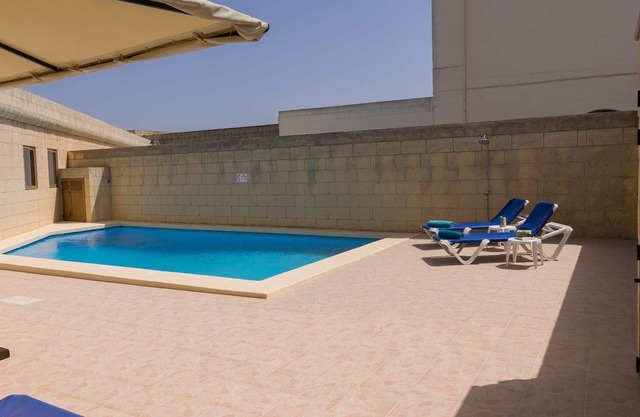 Gozo Inn Cittadella Sleeps 9 con piscina privada y jardín