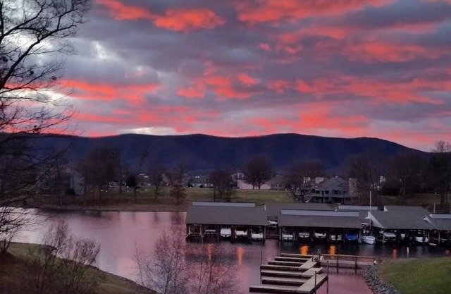 Grace's Place en Bernard's Landing en Smith Mtn. Lago. Pregunta por nuestras especificaciones de otoño