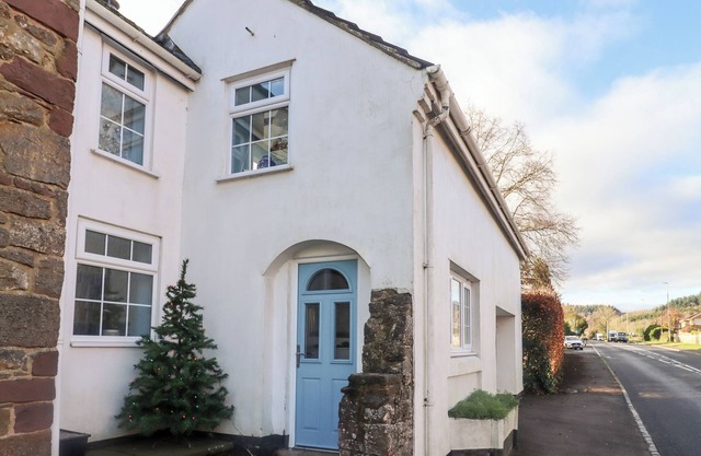 GRANARY STUDIO, romantic, character holiday cottage in Newent