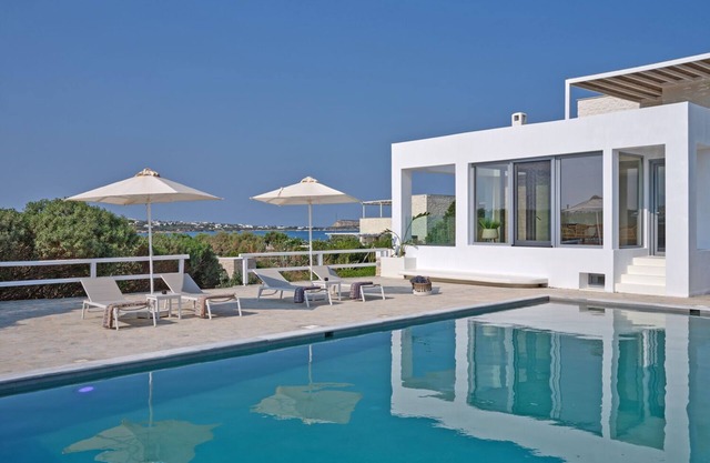 Grand Ambassador Villa - A modern villa just above famous Santa Maria beach
