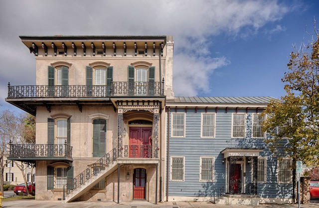 Quédese con Lucky Savannah: Grand Downtown Estate para 20 huéspedes con estacionamiento.