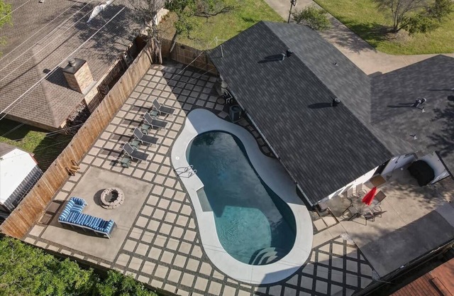 Grand Greenbrier | 4-BD/2-BA Backyard Oasis w Pool