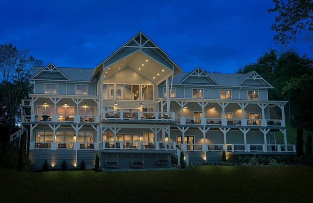 LOCATION! 21 Bedroom GRAND LECONTE LODGE!