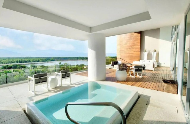 Grand Luxxe 2 Bedroom Loft Residences 5 Diamonds all Platinum Access