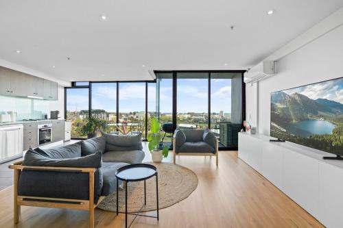 Grand Prix & Water View - Free Parking, Pool & Gym