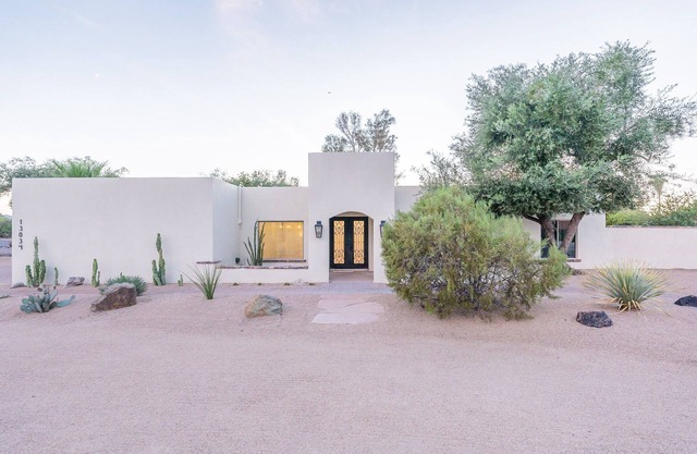 Stunning Pueblo Estate: Main House + Casita for 16