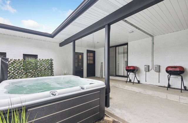 Grand Reunion House 1 / Hot Tub / Pet Friendly / Duplex