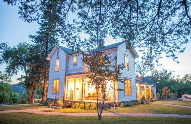 GRAND VICTORIAN ESTATE ONLY 3 MILES FROM CALISTOGA