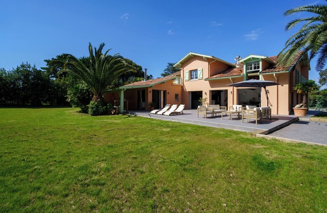 Grande Villa Familiale Rénovée, Immense Jardin & Pelote Basque, 9min de la Plage