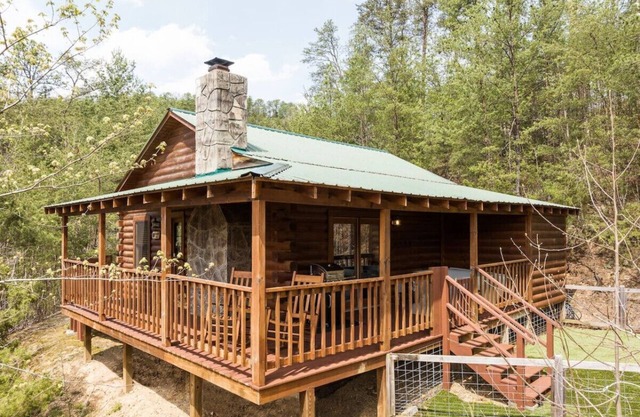 "Gray Wolf" Newly Renovated Cabin w/ Sauna!