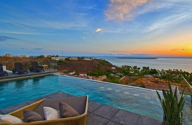 Great Bay Views, Infinity Pool, BBQ, Walk to Beach
