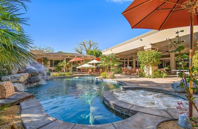 casa personalizada con más de 5,000 pies cuadrados de espacio habitable en un acre con piscina