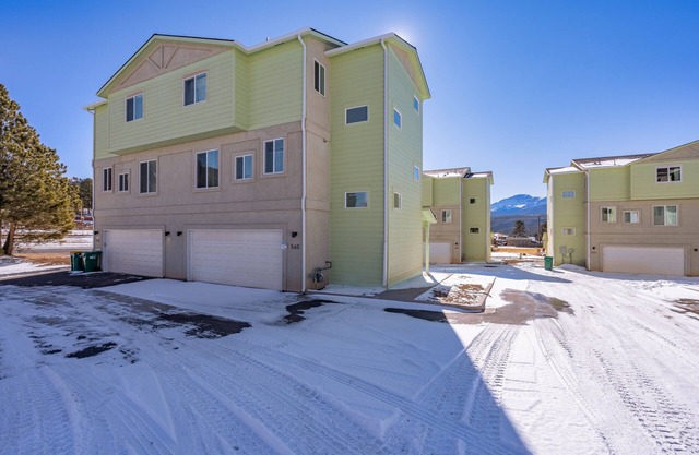 Great find, which is centrally located in Woodland Park