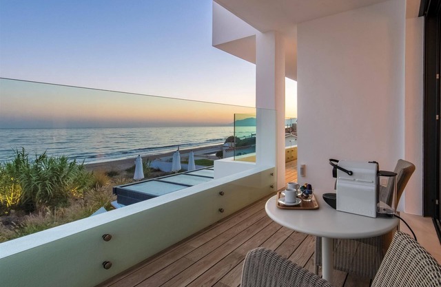 Estupenda villa en primera linea de playa con piscina privada