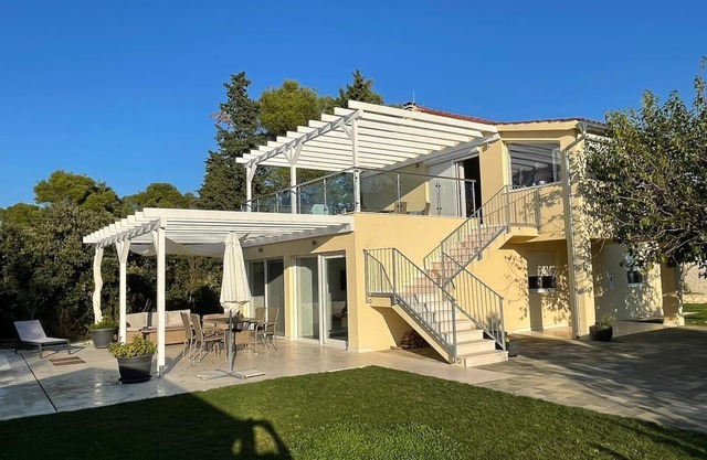 Great holiday home with 2 units and priv. Pool- 250m to the water