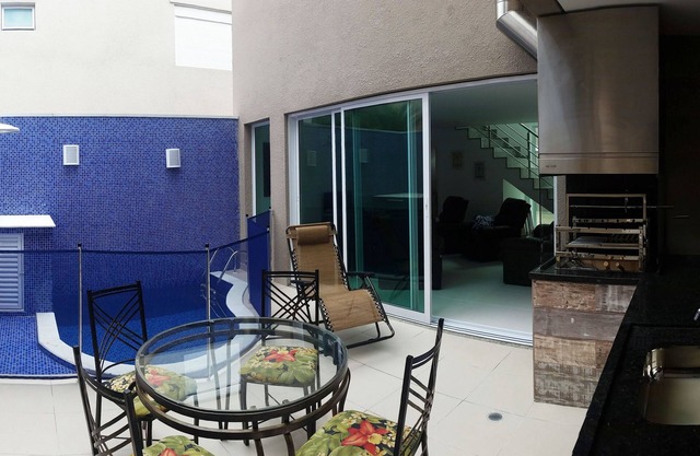 GRAN CASA EN JUQUEHY, 4 SUITES, 4 VACANTES, BIEN UBICADO