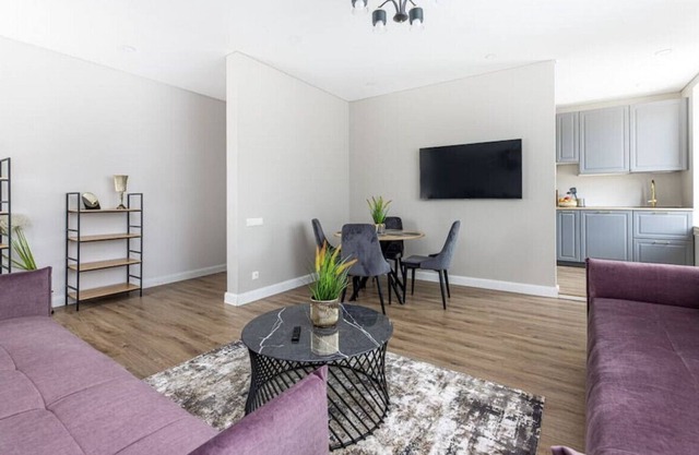 Great location center apartment /w free parking
