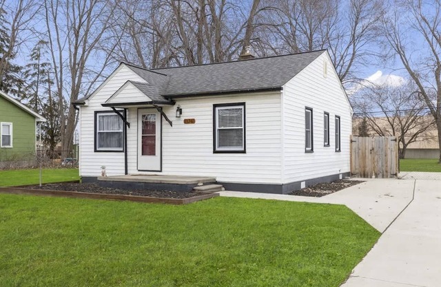 Great Location! Cozy Home with Huge Backyard