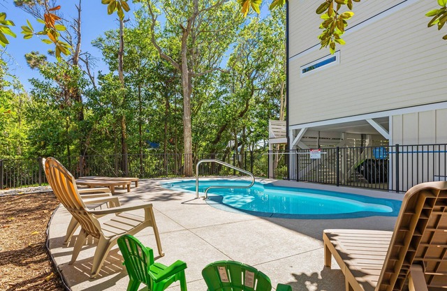 Great Ocean Views - Saltwater Pool - Elevator - 40A EV Charger - Mins to Beach, Shops and food