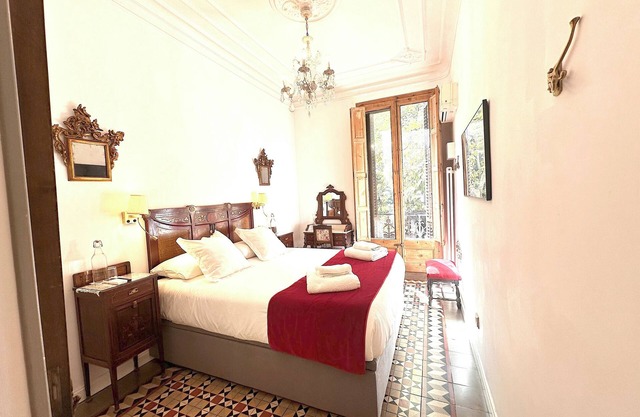 Great patio, 4 baths (3 en-suite), 19th Century , Central