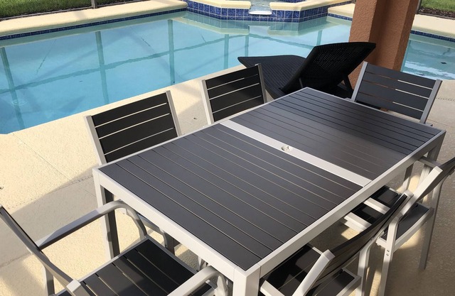 ¡Gran villa con piscina con vista al lago con orientación sur!
